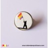 Pin republicano "alzando la bandera"