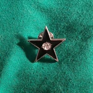 Pin Estrella Negra con A de Anarquismo